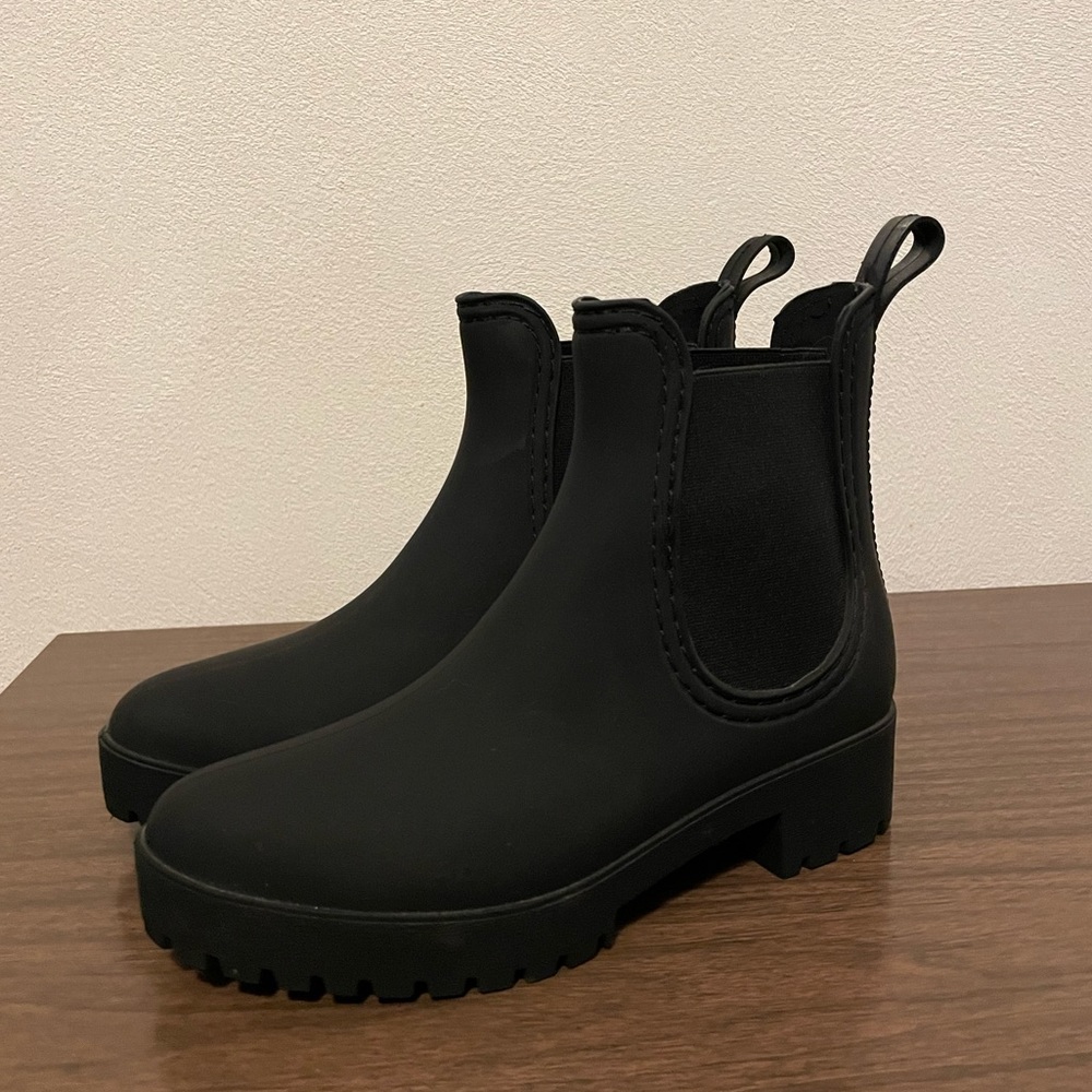 Catherine Malandrino Size 8 Black Chelsea Boots. Chunky Heel. Rubber material.